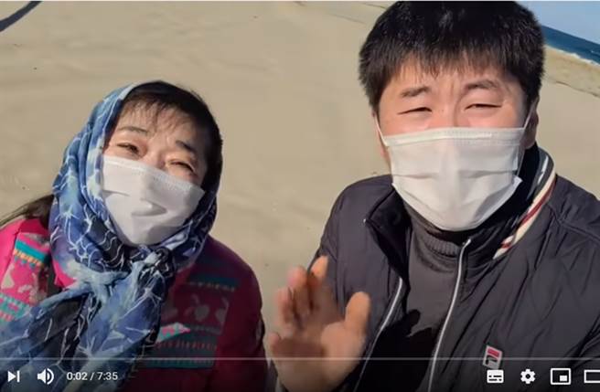 波仔和奶奶经营Youtube频道，引来许多网友订阅。（图／翻摄自다정한부부 a loving couple Youtube）