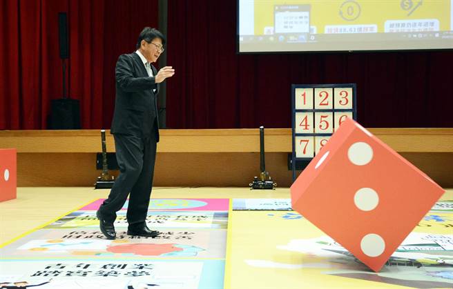 屏東縣長潘孟安以輕鬆方式暢談政績。(林和生攝)