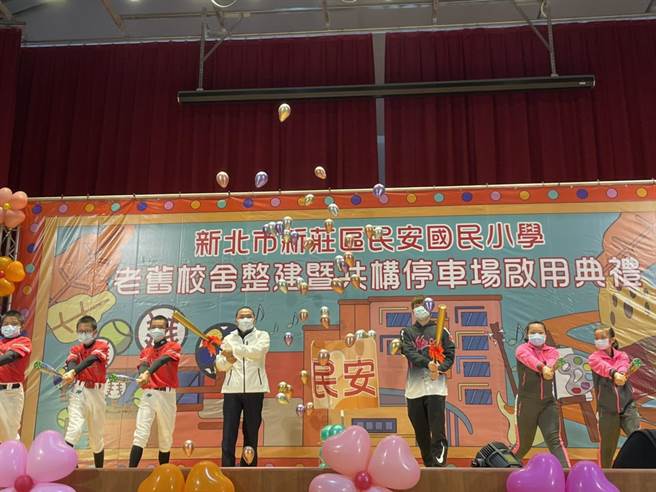 新北市長侯友宜和球星陳冠宇今天前往民安國小，出席新校舍和停車場開球啟用儀式。（李俊淇攝）