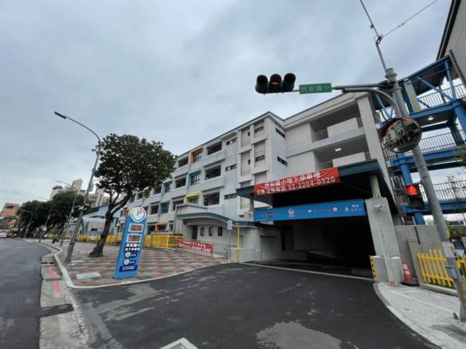 校舍改建共構地下2層停車場，提供214格汽車位及50格機車位的地下停車場，今天開放免費試停。（李俊淇攝）