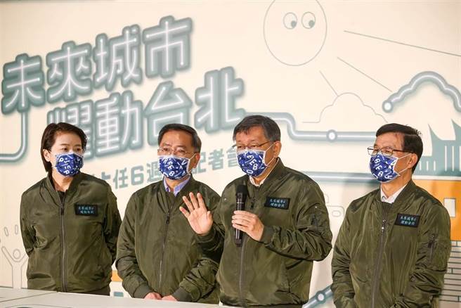 台北市长柯文哲（右2）就职六周年，25日举行记者会，以「这六年来我想说的话」为题，向市民报告施政成果。（邓博仁摄）