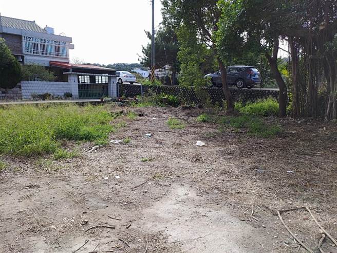 当地居民愿提供閒置地辟为停车场。（陈淑娥摄）