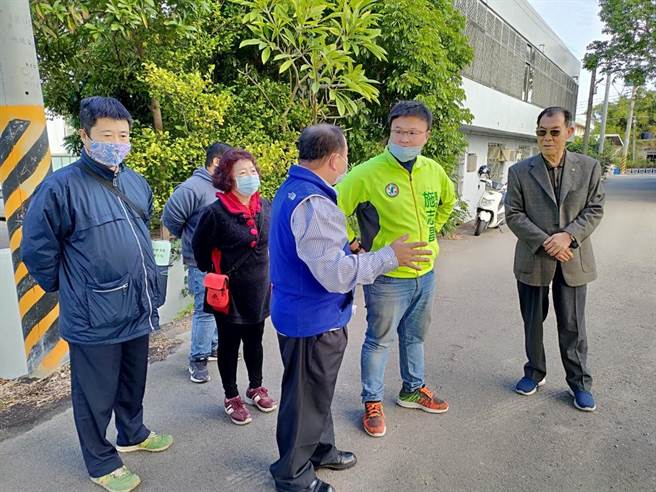 市议员施志昌邀相关单位会勘。（陈淑娥摄）
