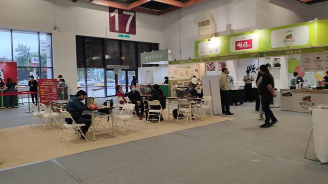 农委会举行的「2020安全安心农业精品展销会」今天举行，估计活动共会吸引25万人次进场。（林良齐摄）