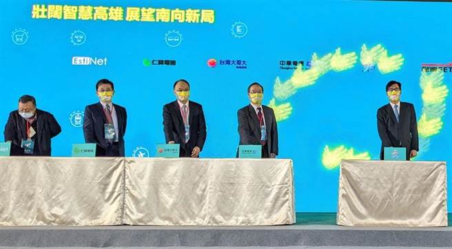 （台湾大哥大企业用户事业群副总刘建伦(左三)代表出席高雄「壮阔智慧高雄 展望南向新局」论坛，并签署MOU，右一为高雄市长陈其迈。图／台湾大提供）
