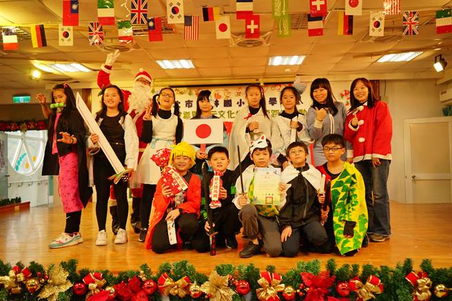 六年级学生化身目前非常热门的漫画及电影「鬼魅之刃」中的炭治郎、祢豆子及善逸等角色。（坪林国小提供／叶书宏新北传真）