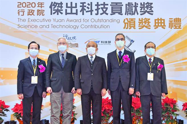蘇揆與傑出科技貢獻將得主合影(政院提供)