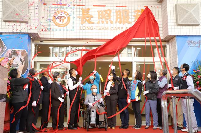 云林县卫生局长照科七月成立，今在斗六市卫生所举行「长照大楼」揭牌仪式，长照大楼与斗六市卫生所合署办公。（周丽兰摄）