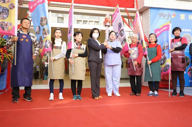 县长张丽善向照服员致敬。（周丽兰摄）