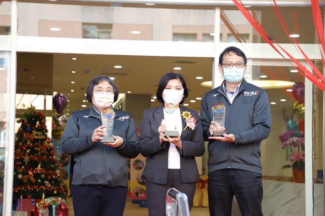 云林县的高龄施政最近屡获奖项肯定，左起卫生局长曾春美、云林县长张丽善、计画处长李明岳。（周丽兰摄）