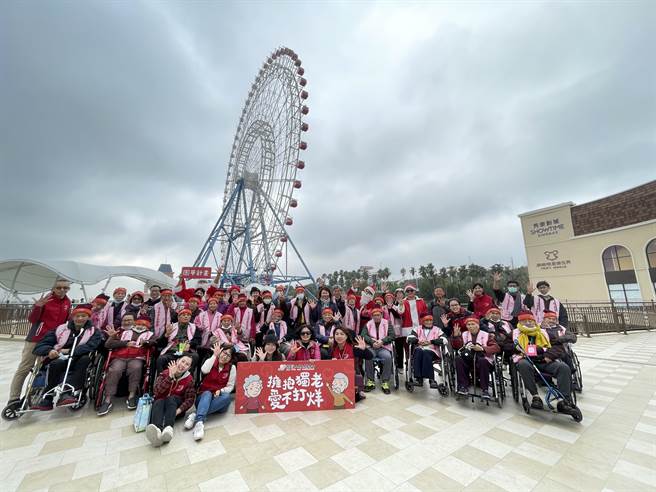 老五老基金會石岡、豐原服務中心帶領失能及失智長輩搭乘摩天輪圓夢。（王文吉攝）