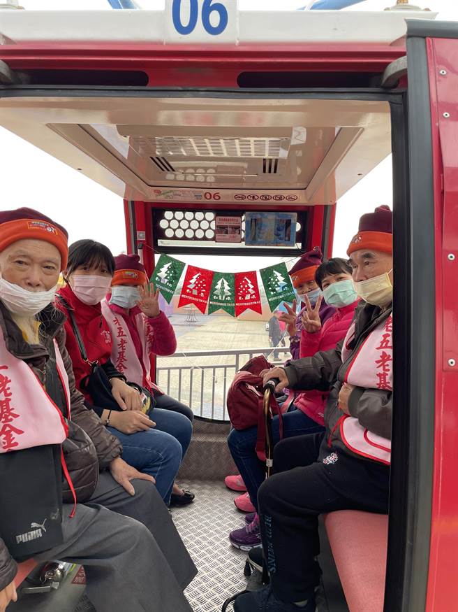 老五老基金會石岡、豐原服務中心帶領失能及失智長輩搭乘摩天輪圓夢。（王文吉攝）