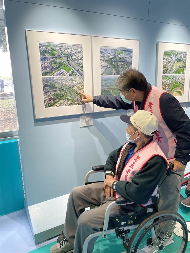 老五老基金會石岡、豐原服務中心舉辦耶誕一日遊活動，帶領長輩參觀國道泰安服務區齊柏林攝影展。（王文吉攝）