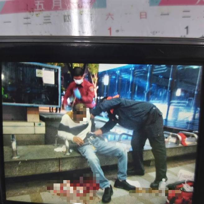 林姓街友中刀後血流不止。（警方提供，文：陳鴻偉）
