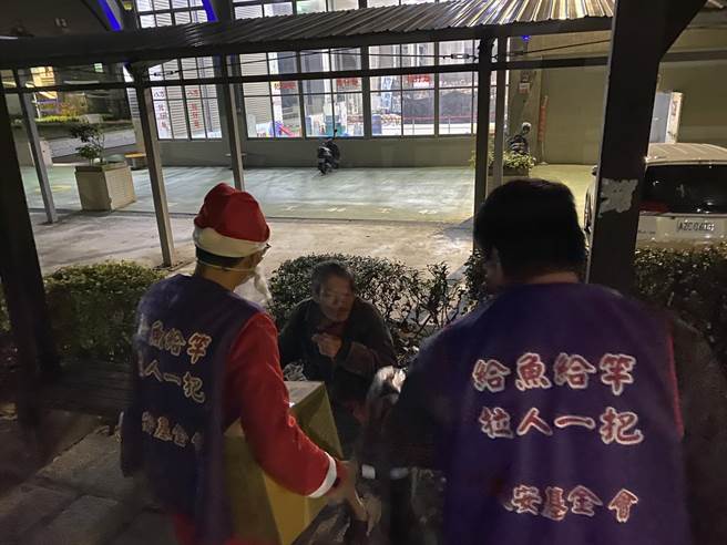 人安基金會平安夜到社皮公園街友聚集處，發送睡袋、保暖衣物。（人安基金會提供／王文吉台中傳真）