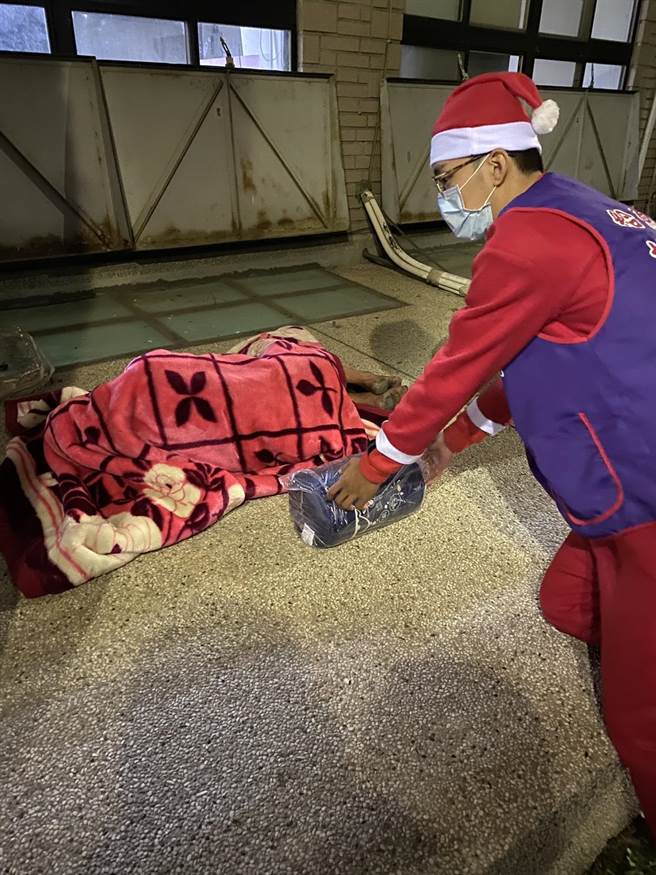 人安基金會平安夜發送睡袋、保暖衣物，帶給街友們溫暖。（人安基金會提供／王文吉台中傳真）