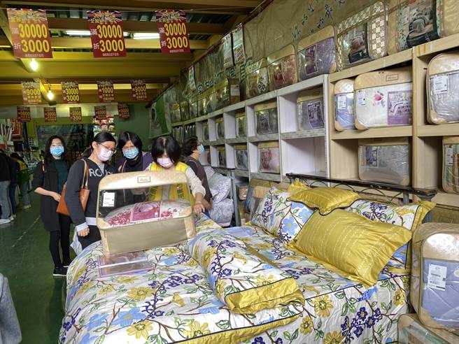 「奧斯汀寢飾驚賣會」在2020年12月26 ~ 2021年1月3日日舉行，業者祭出各式折扣省錢優惠吸引人潮和買氣。(馮惠宜攝)