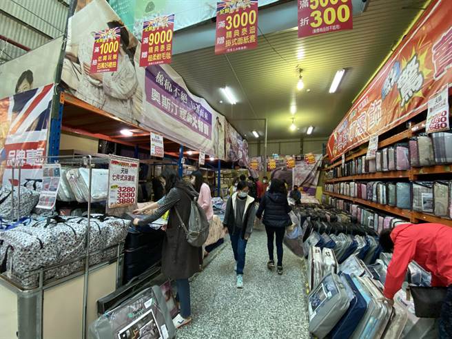 「奧斯汀寢飾驚賣會」今年主打健康寢飾商品奈米銀健康薄枕套現場排隊「6元銅板價」，每日限量100個；另有多項破盤價商品。(馮惠宜攝)