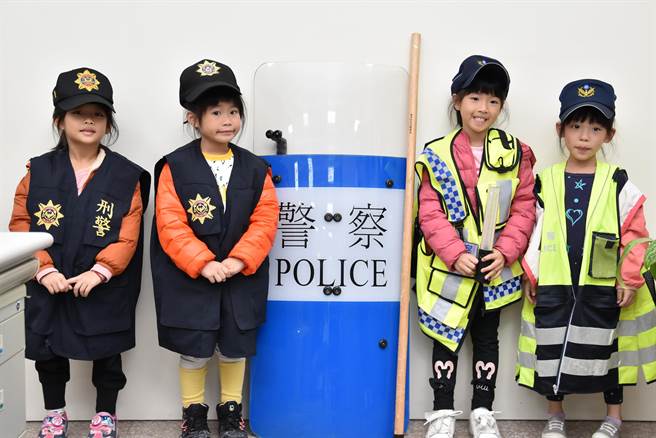 幼兒園學童穿刑警、交警制服扮波麗士大人，模樣超萌。（大雅分局提供／王文吉台中傳真）