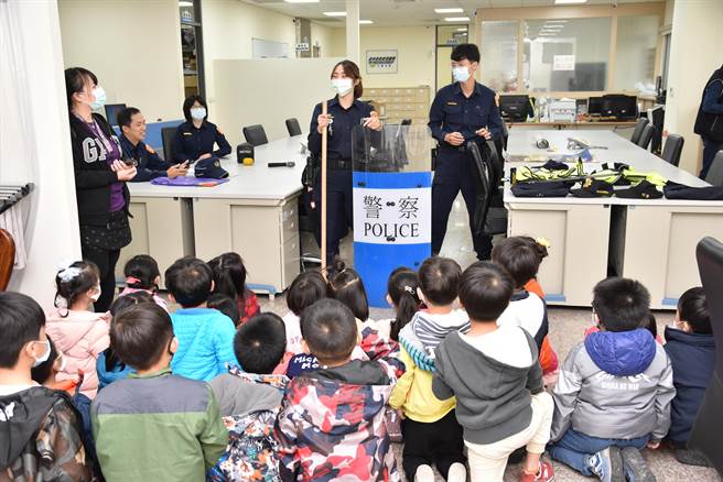 大雅派出所警員為幼兒園學童講解各式警用裝備。（大雅分局提供／王文吉台中傳真）