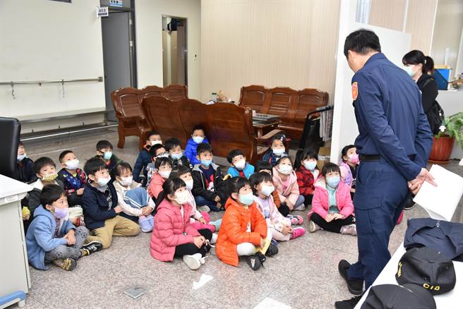 大雅分局督察組有獎徵答，宣導自我保護、（大雅分局提供／王文吉台中傳真）交通安全知識。