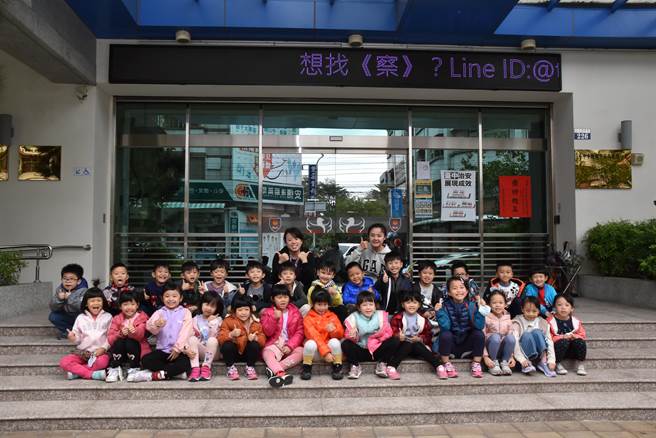 芳田幼兒園安排大雅分局戶外教學，建立學童守法觀念。（大雅分局提供／王文吉台中傳真）