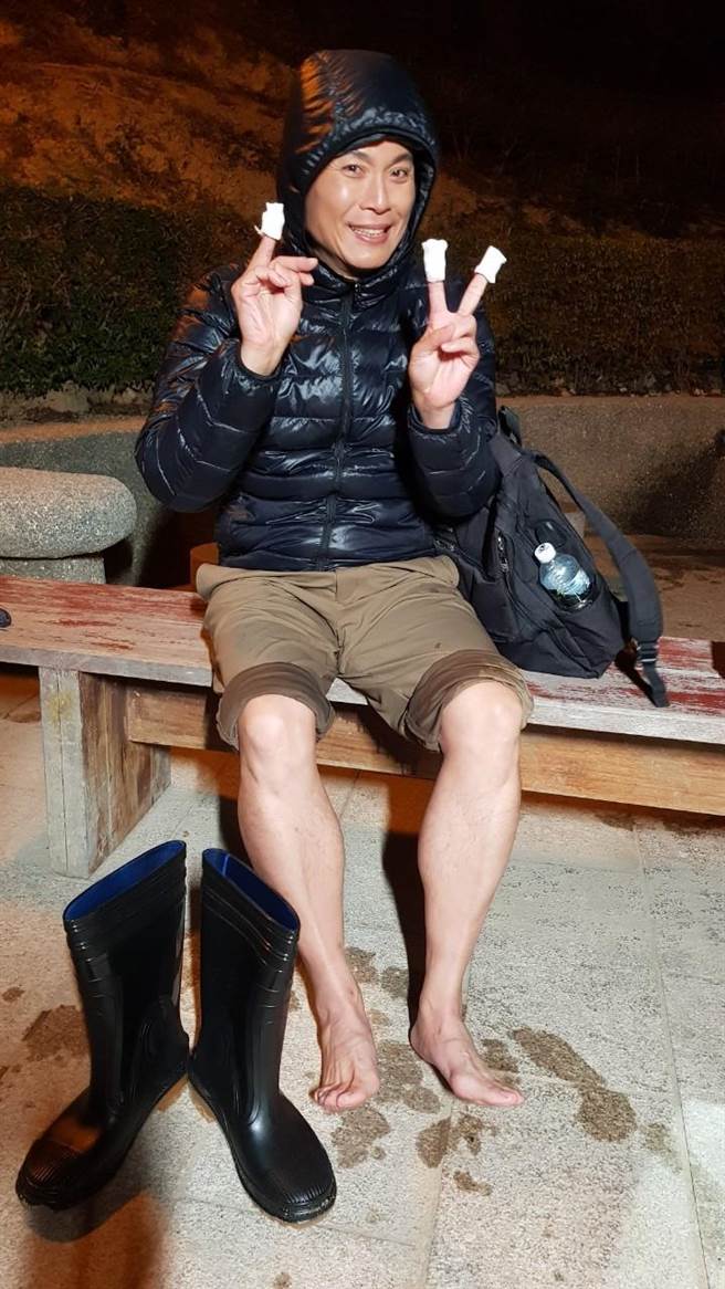 陈霆拍摄《金不厌诈》时手指被蚵壳划伤。（北投映像提供）