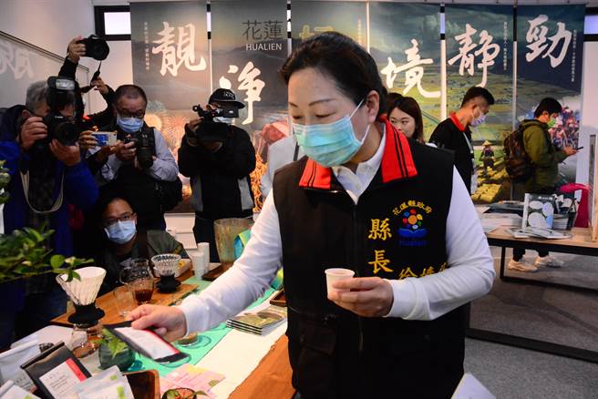 徐榛蔚就职2年启用青年新创基地启用，青创物品在场展示。（王志伟摄）