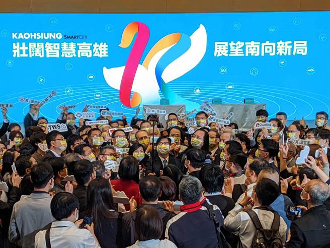 高雄巿智慧城巿推动委员会25日在高雄展览馆举行第1次会议。图为高雄巿长陈其迈（中）跟与会人士玩自拍。（曹明正摄）