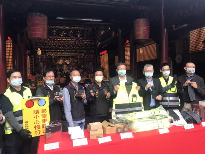 丰原慈济宫捐赠执勤器材与防护装备予丰原分局。（丰原分局提供／王文吉台中传真）