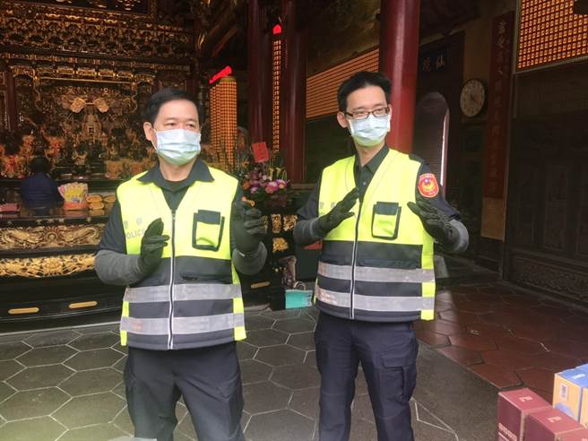 慈济宫捐赠防砍衣、防护袖套、战斗手套，降低员警执勤受伤的风险。（丰原分局提供／王文吉台中传真）