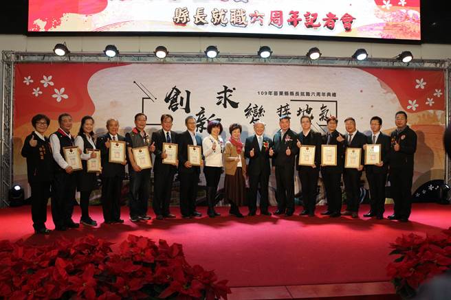 苗栗县长徐耀昌就职6周年，25日报告政绩与愿景，同场表扬荣誉县民及社会杰出贡献人士。（巫静婷摄）