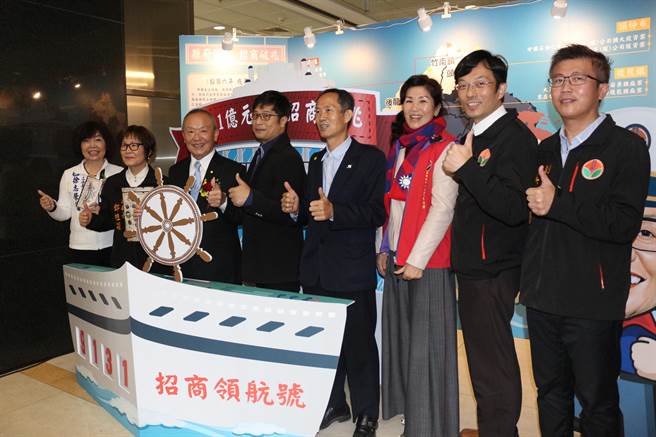 苗栗县长徐耀昌就职6周年，25日报告政绩与愿景，并参观各局处施政主题展区，期许县府团队继续努力。（巫静婷摄）