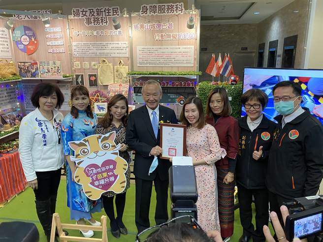 苗栗县长徐耀昌就职6周年，25日报告政绩与愿景，并参观各局处施政主题展区，期许县府团队继续努力。（巫静婷摄）