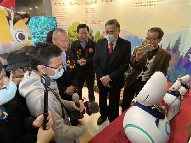 苗栗县长徐耀昌就职6周年，25日报告政绩与愿景，并参观各局处施政主题展区，期许县府团队继续努力。（巫静婷摄）