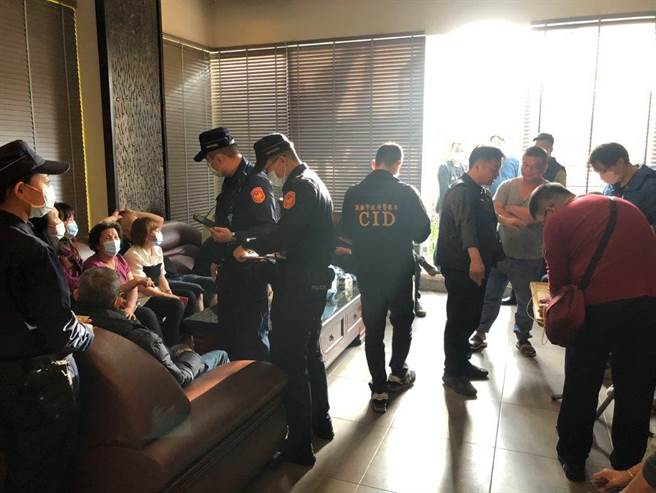 高雄市鸟松区一家汽车旅馆疑沦为职业赌场赌博据点，警方前往取缔，将现场郭姓主持人、刘姓场地负责人及19名男女赌客被带回侦办。（警方提供／林雅惠高雄传真）