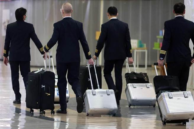 图为刚执飞结束准备回公司报到的长荣航空机师。（非新闻事件当事人／陈麒全摄）