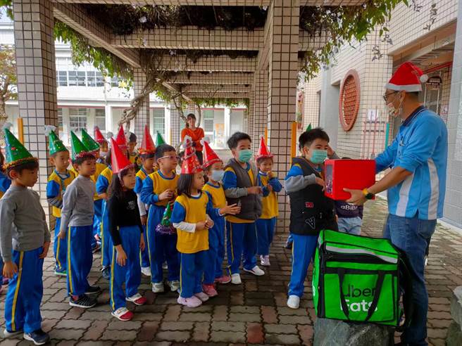 圣诞老公公变身圣诞快送员，带着礼物来到台南市玉井国小。（台南市玉井国小提供／刘秀芬台南传真）