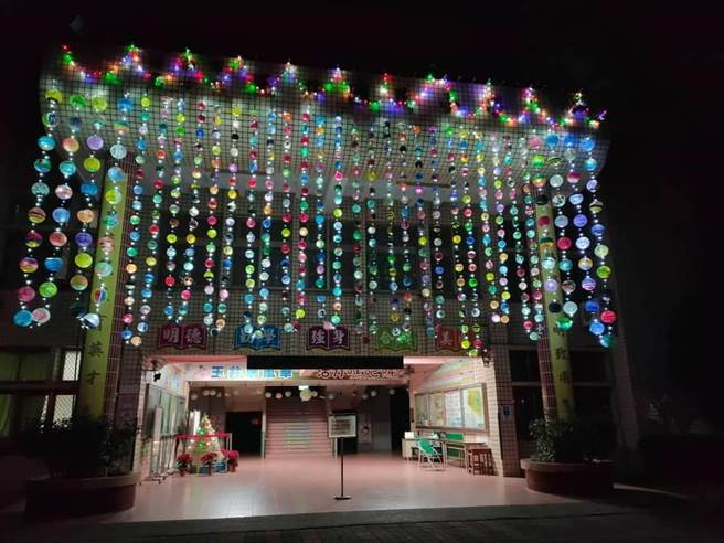 玉井国小师生以彩绘灯笼布置成耶诞灯饰。（台南市玉井国小提供／刘秀芬台南传真）