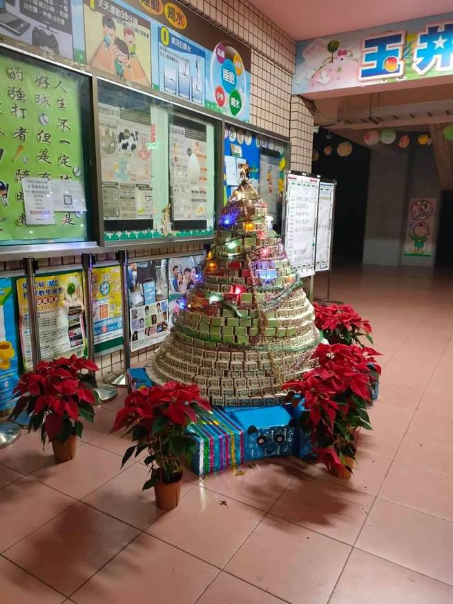 玉井国小师生合力布置耶诞装饰，营造欢乐过节气氛。（台南市玉井国小提供／刘秀芬台南传真）