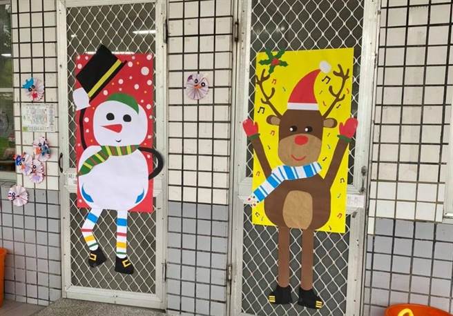 玉井国小师生合力布置耶诞装饰，营造欢乐过节气氛。（台南市玉井国小提供／刘秀芬台南传真）