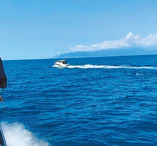 今年8月间，宜兰龟山岛海域接连发生民眾驾驶游艇追赶 鲸豚群的事件。（本报资料照）