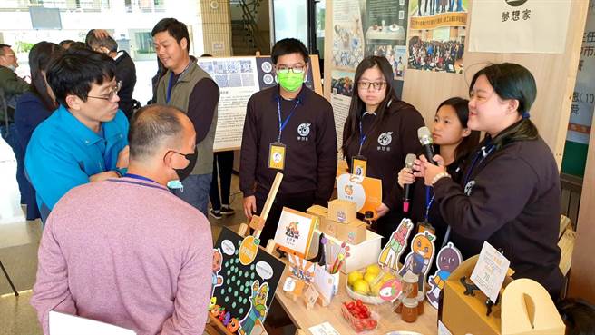 台中市大甲高中美工与广设学程师生团队，在耶诞节举办「产学合作食农教育专题暨科技入课成果展」。（大甲高中提供／陈淑娥台中传真）