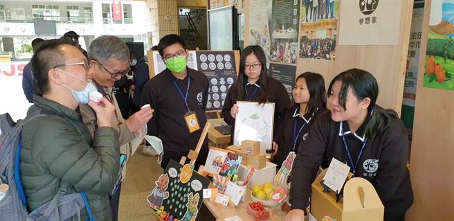 台中市大甲高中美工与广设学程师生团队，在耶诞节举办「产学合作食农教育专题暨科技入课成果展」。（大甲高中提供／陈淑娥台中传真）