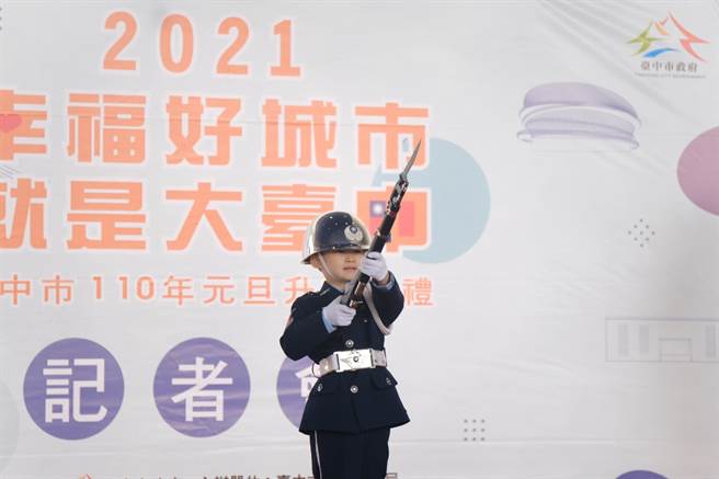 超「萌」小小礼兵孙孙将于元旦操枪表演！（卢金足摄）