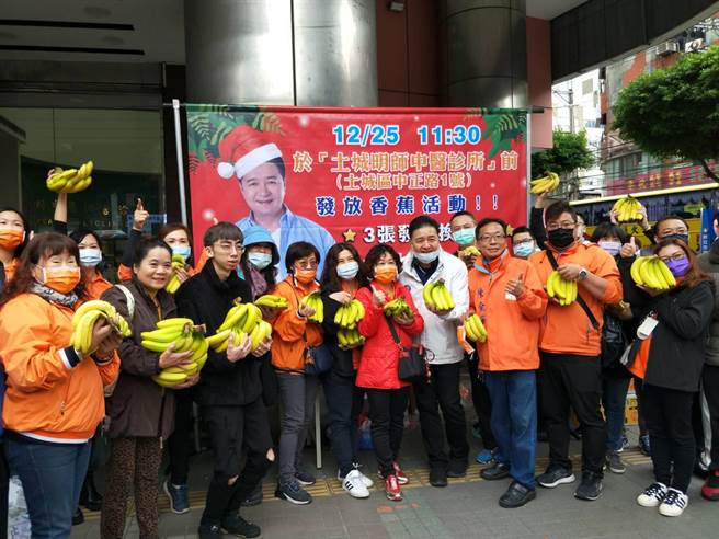 新北市议员林金结今在土城区中正路发起「集发票送香蕉」活动，帮助推广滞销香蕉。（记者蔡雯如摄）