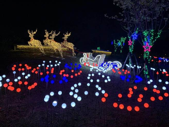台中市东区涌泉公园-帝国糖厂星泉湖出现栩栩如生的麋鹿，拉着雪橇在公园出没。（台中市府提供／卢金足台中传真）