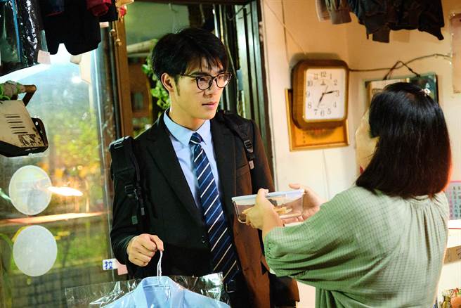 陳昊森在劇中受潘麗麗角色照顧許多。（公視提供）