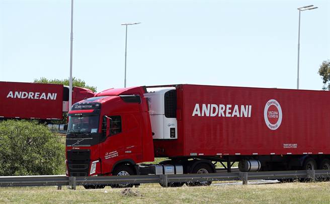 阿根廷今天接獲首批30萬劑俄羅斯疫苗，預計明年1月共500萬劑到貨，醫護人員會優先接種。(圖/路透)