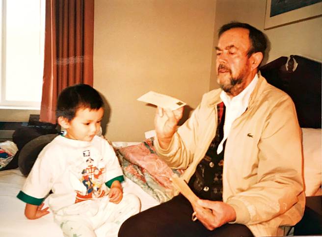 鮑伯和筆者兒子合影。(圖／林志豪提供)